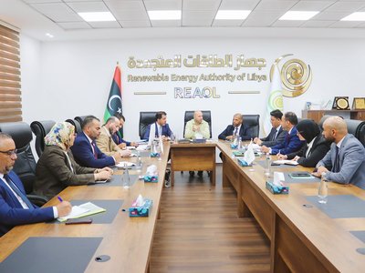 وزير الدولة لشؤون رئيس الحكومة ومجلس الوزراء بحكومة الوحدة الوطنية   يتابع تنفيذ الاستراتيجية الوطنية للطاقات المتجددة  ويعلن إطلاق مشروعات جديدة لتعزيز الاعتماد على الطاقة الشمسية